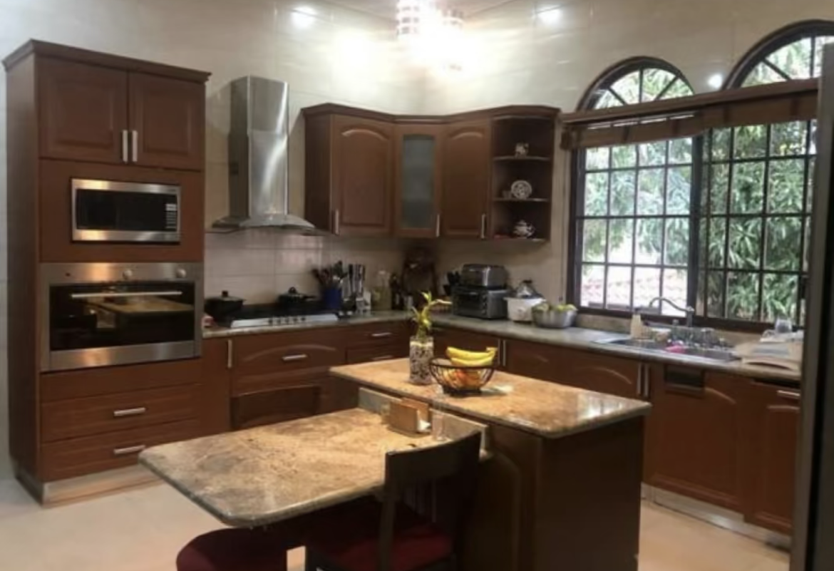 Venta Amplia Casa Cerca al Nicolas Solano En Chorrera - US$395,000 USD